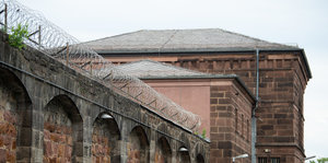 Mauern mit Stacheldraht umschließen die Justizvollzugsanstalt (JVA) Kassel I