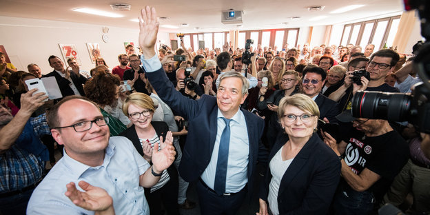 SPD-Wahlsieger Gert-Uwe Mende winkt freudig