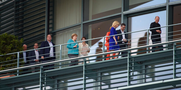 Menschen auf einem großen Balkon
