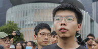 Joshua Wong steht in einer Menschenmenge