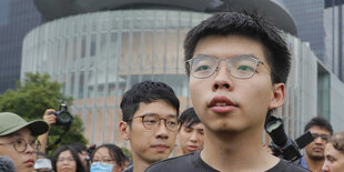 Joshua Wong steht in einer Menschenmenge