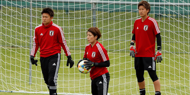 Sakiko Ikeda und zwei Teamkameradinnen stehen bei einem Training im Tor