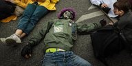 Protestantinnen liegen auf der Straße und stellen sich tot