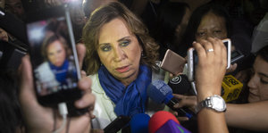 Die Präsidentschaftskandidatin Sandra Torres wird von Reportern umringt.