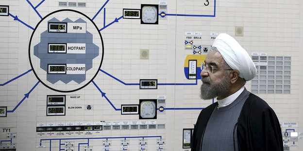 Hassan Rohani vor einer Schalttafel in einem Atomkraftwerk im Iran