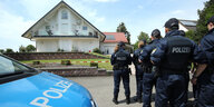 Polizisten blicken auf Walter Lübckes Haus im hessischen Wolfhagen-Istha