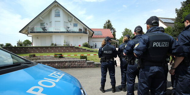 Polizisten blicken auf Walter Lübckes Haus im hessischen Wolfhagen-Istha