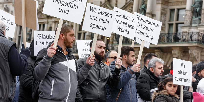 Demonstranten halten auf einer Friedenskundgebung für die Christchurch- Opfer Schilder mit Aufschriften wie «Wir lassen uns nicht spalten», «Wir zeigen Mitgefühl» und «Rassismus ist keine Meinung».