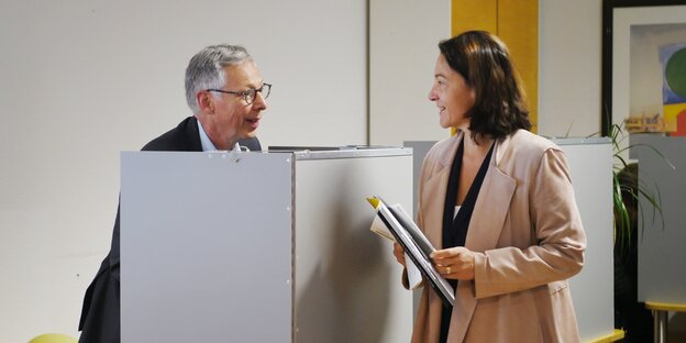 Der Bürgermeister von Bremen und Spitzenkandidat der SPD, Carsten Sieling und seine Ehefrau Alexia stehen zur Stimmabgabe in einem Wahlbüro.