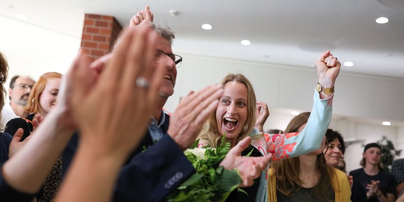 Anna Kebschull jubelt zusammen mit Parteifreunden über ihren Sieg bei der Landratswahl in Osnabrück.