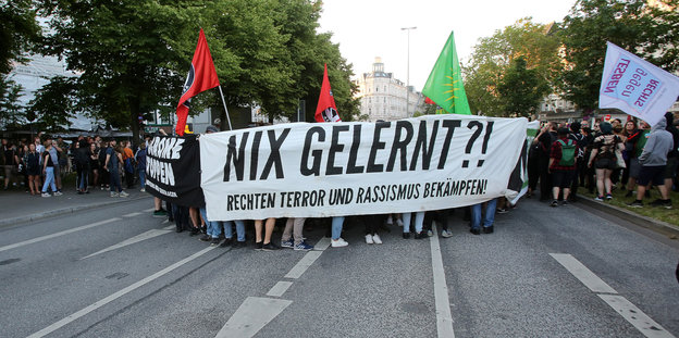 Ein Demonstrationszug unter dem Motto «Stoppt die rechte Gewalt!» in Hamburg.