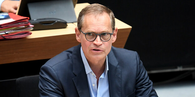 Bürgermeister Michael Müller sitzt im Abgeordnetenhaus