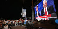 Auf einem Bildschirm im Freien läuft die TV-Debatte zwischen İmamoğlu und Yıldırım
