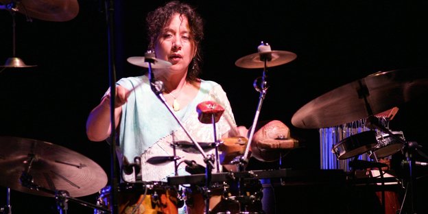 Schlagzeugerin Marilyn Mazur spielt bei einem Konzert mit geschlossenen Augen.