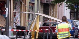 Ein Polizist sichert die Spuren einer Explosion in der Keupstraße
