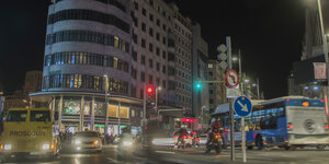 Befahrene Straßen in Madrid bei Nacht