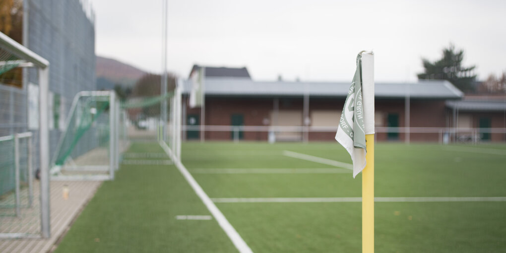 Ein leerer Fußballplatz vom Rand des Spielfelds aus betrachtet.