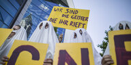 ls Geister verkleidete Demonstranten stehen am Morgen vor dem Eingang zur Hauptversammlung des Immobilienkonzerns Deutsche Wohnen