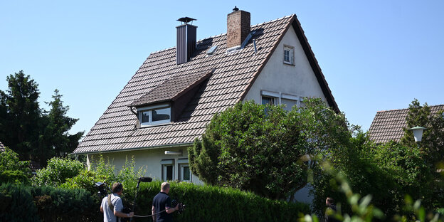 Einfamiliernhaus im Grünen mit spitzem Dach