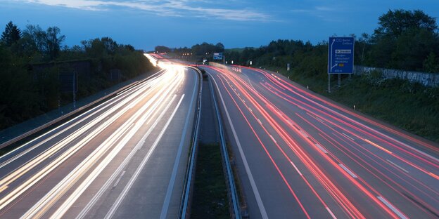 Autos fahren über die Autobahn 4 und hinterlassen Lichtspuren