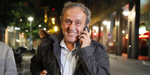 Michel Platini, früherer UEFA-Präsident, kommt aus einer Polizeistation
