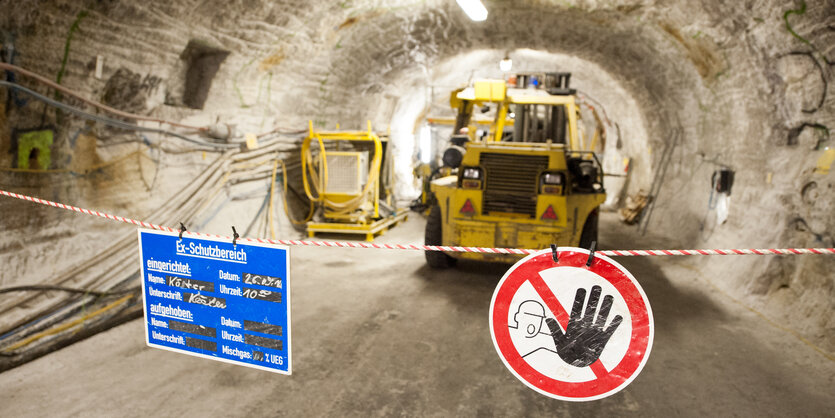 Arbeitsmaschinen stehen im Erkundungsbergwerk Gorleben hinter einer Absperrung.