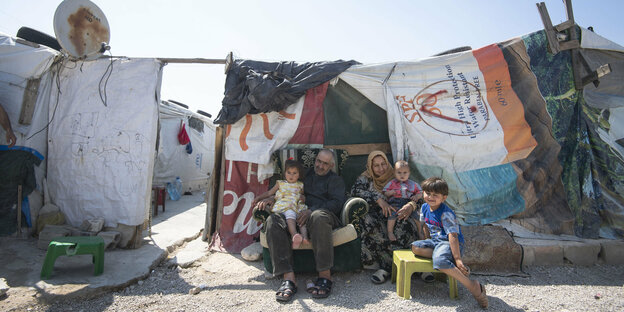 Eine Familie sitzt in einer provisorischen Zeltstadt für syrische Flüchtlinge bei einem ersten offiziellen Besuch der Gräfin von Wessex im Libanon