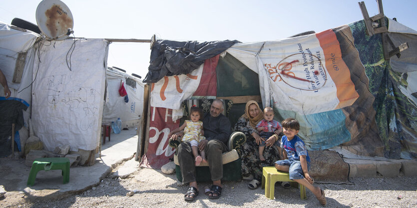 Eine Familie sitzt in einer provisorischen Zeltstadt für syrische Flüchtlinge bei einem ersten offiziellen Besuch der Gräfin von Wessex im Libanon