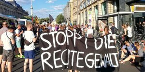 "Stoppt die rechte Gewalt"- Transparent auf der Kundgebung