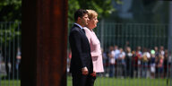 Merkel und Selenskij nebeneinander im Profil