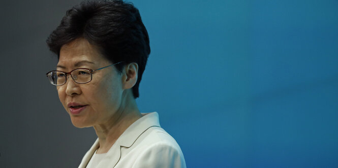 Eine Frau, Carrie Lam