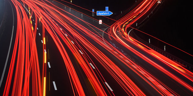 Leuchtspuren von PKW und LKW auf der Autobahn