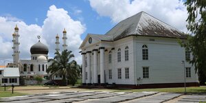 Eine Moschee in direkter Nachbarschaft zu einer Synagoge