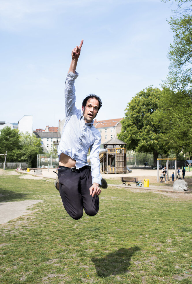 Johannes von Weizsäcker hüpft auf dem Stammspielplatz seines kleinen Sohnes