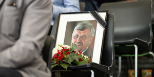 Ein gerahmtes Porträtfoto des erschossenen Kasseler Regierungspräsidenten Walter Lübcke (CDU) steht auf einem Stuhl.