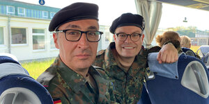 Cem Özdemir und ein anderer in Bundeswehr-Uniform