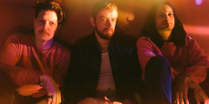 Die Band Yeasayer haben ein neues Album rausgebracht: "Erotic Reruns"