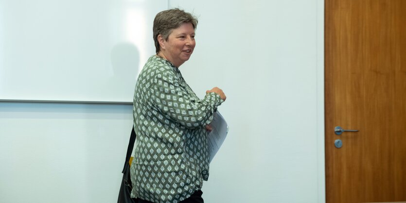 Senatorin Katrin Lompscher auf dem Weg zur Pressekonferenz zum beschlossenen Mietendeckel