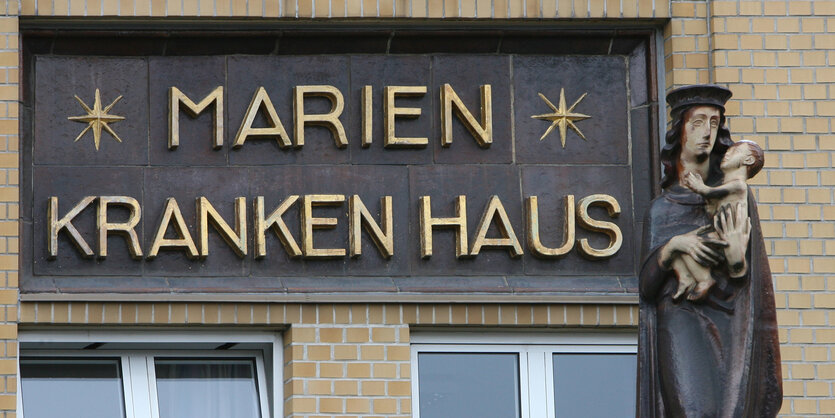 Die Statue von Maria mit Kind vor dem Marienkrankenhaus in Hamburg.