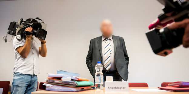 Detlef H., Angeklagter und früherer Leiter der Lübecker Außenstelle der Opferschutzorganisation Weißer Ring, steht im Amtsgericht im Saal.
