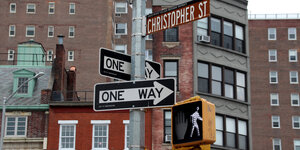 Eine Straßenkreuzung in New York mit einem Straßenschild zur Christopher Street