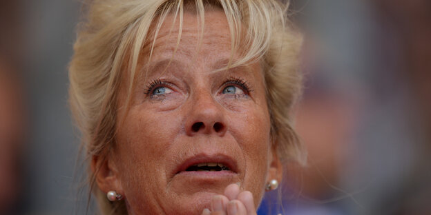 Eine Frau weint kurz vor dem Abpfiff auf der Tribüne.