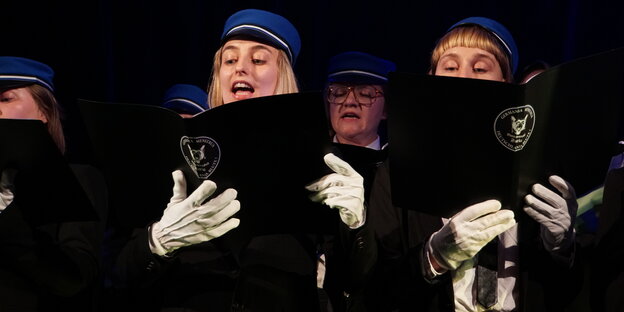 Frauen in Unifom singen im Chor Frauen in Unifom singen im Chor