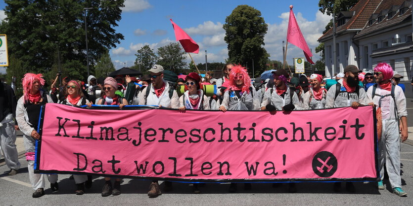 Demonstranten mit Banner