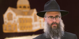 Shlomo Bistritzky in der Synagoge Hohe Weide in Hamburg