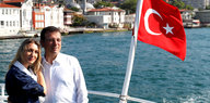 Oppositionskandidat Ekrem Imamoglu und seine Frau Dilek am Sonntag nach der Stimmabgabe auf einem Boot über dem Bosporus