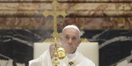Papst Franziskus feiert im Petersdom eine Messe