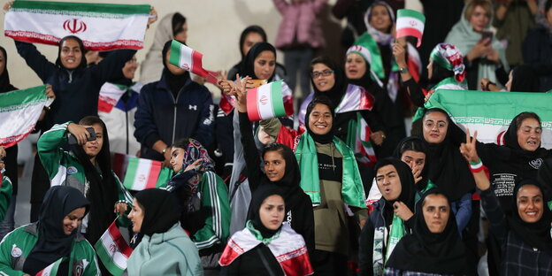 Frauen mit iranischen Fahnen in einem Fußballstadion