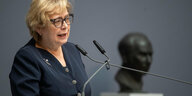 Die Präsidentin des Obersten Gerichts Polens, Malgorzata Gersdorf, steht bei einer Preisverleihung vor einem Mikrrofon und spricht