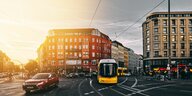 Häuser und Straßenbahn in Berlin im Sonnenschein